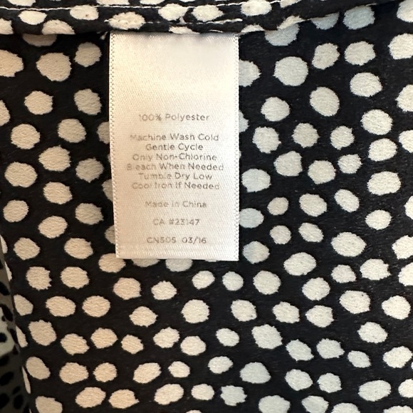 Talbots Black and White Sleeveless Polka Dot Blouse with tie front Size Medium - Picture 7 of 7